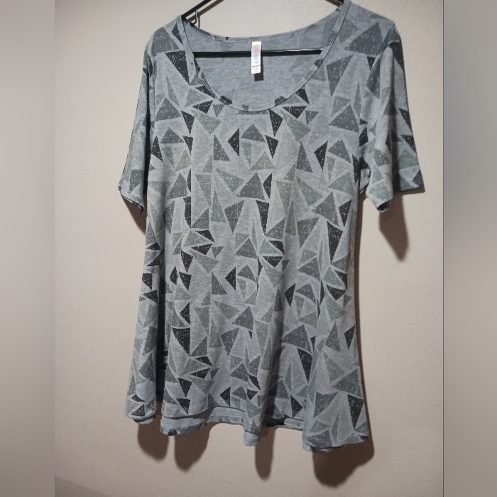 Finla $4  Lula Roe  "Full Swing Hemline Top" Sz. M Gray/ Green.